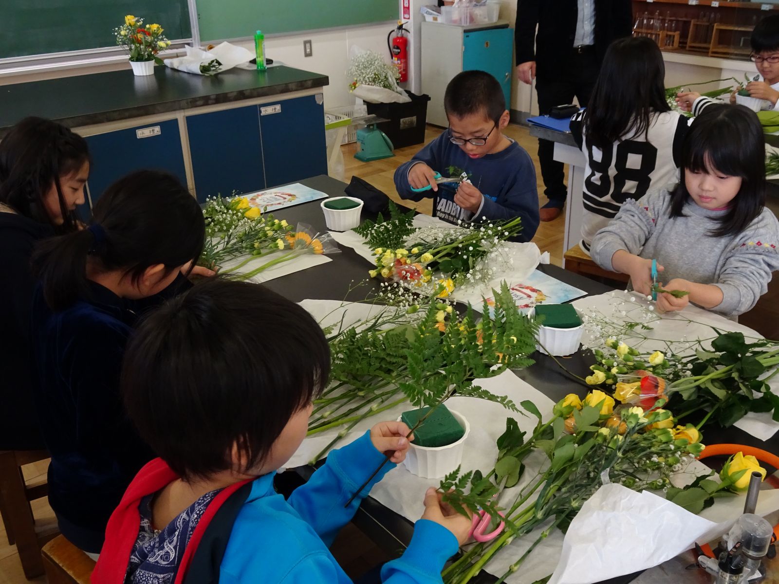 ３ ４年生の花育教室がありました 東大崎小学校のブログ